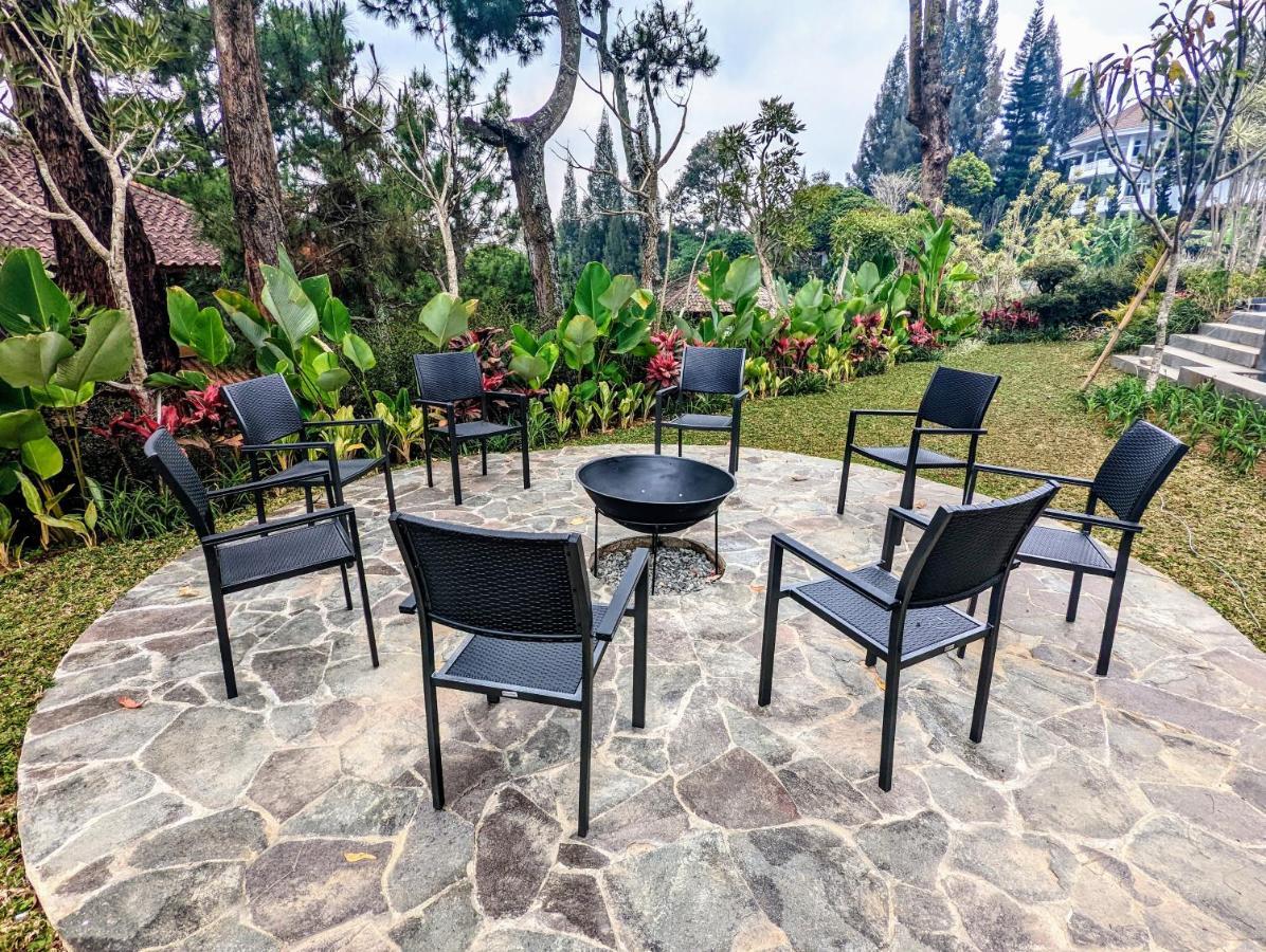 Cottonwood Exclusive Villa @Lembang Asri - Jacuzzi Playground Netflix Billyard Екстер'єр фото